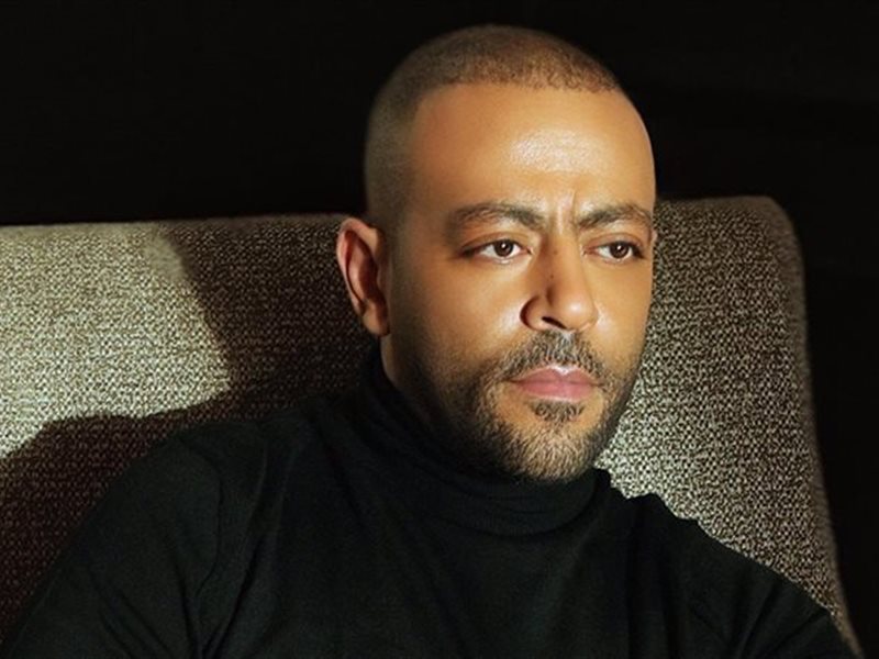 تامر عاشور يطلب من جمهوره مشاركته في اختيار أغاني حفله بالساحل الشمالي غدا 