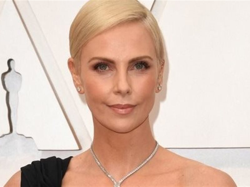 بمناسبة ميلادها.. تصاميم أيقونية مستوحاة من أناقة تشارليز ثيرون 