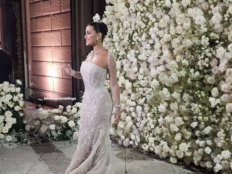 الدكتورة يومي تتألق بإطلالتين مبهرتين في حفل زفافها الأسطوري على ضفاف بحيرة كومو