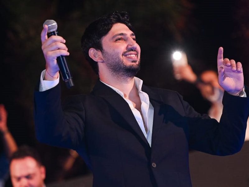 محمد فضل شاكر يتألق في أول ظهور بالعلمين الجديدة بحفل كامل العدد.. صور 