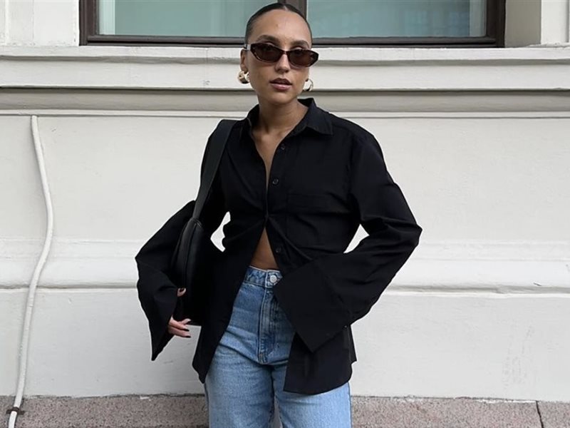 من النهار إلى المساء.. القميص الأسود والجينز لإطلالة مثالية إليكي طرق تنسيقه 