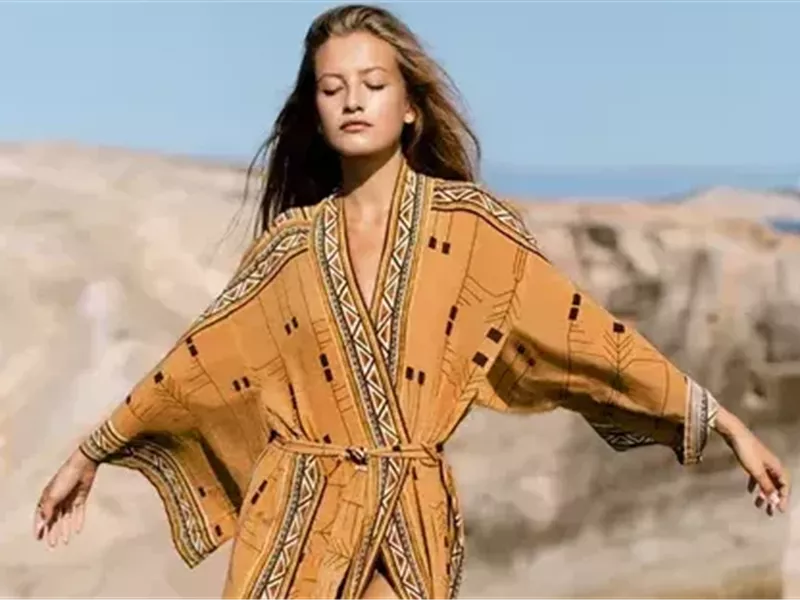 الكيمونو يسيطر على موضة الشواطئ لموسم صيف 2025