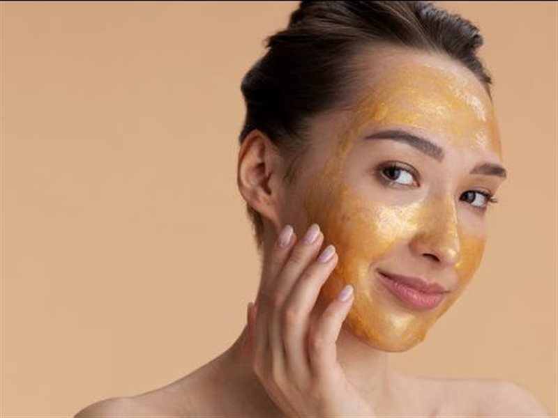 الذهب في روتين العناية بالبشرة.. سر شباب البشرة أم خدعة تسويقية؟ 