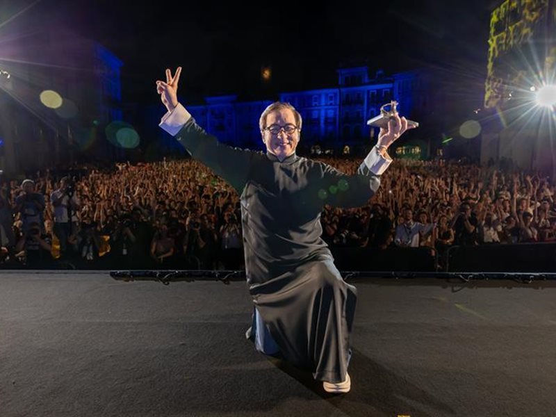 جاكي شان يجذب 6500 معجب احتشدوا لمشاهدة تكريمه في لوكارنو السينمائي