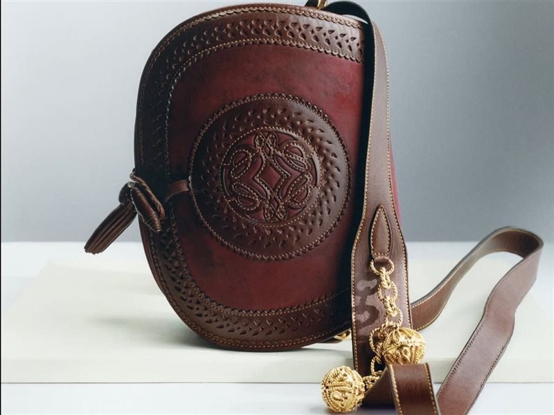 LOEWE تعيد الحياة لحقائبها الأرشيفية بعد فيضانات فالنسيا 2024 
