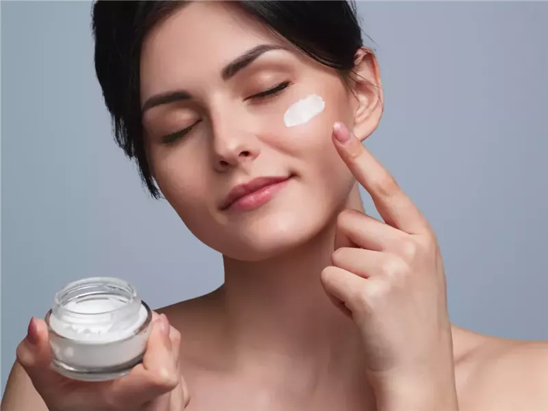 أفضل كريمات مرطبة للبشرة تحتوي على عامل حماية من الشمس 