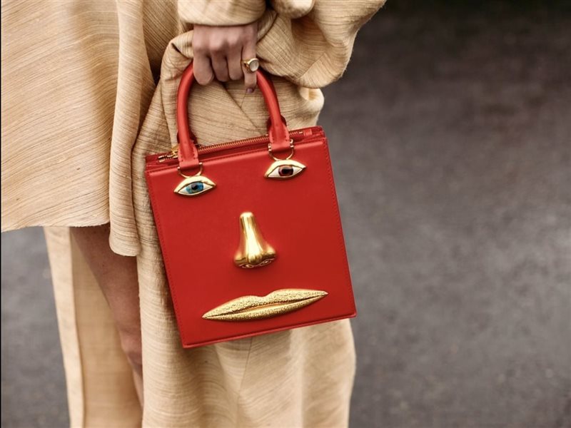 الحقائب الجريئة تتصدر صيف 2025: إكسسوارات تسرق الأضواء من الإطلالة نفسها 