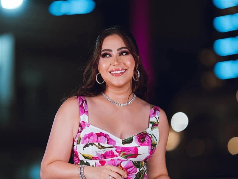 بوسي تخطف الأنظار بإطلالة صيفية أنيقة مستوحاة من طبعات الأزهار بتوقيع Dolce & Gabbana 