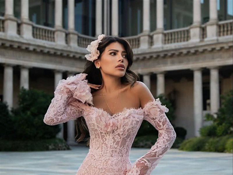 العنود بدر تخطف الأنظار بإطلالة وردية حالمة من توقيع “Aden Fashion” 