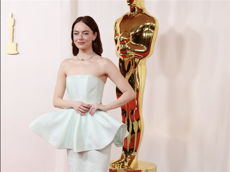 الببلوم يعود إلى الواجهة.. سر القَصّة التي تمنحك أناقة وأنوثة متناهية 