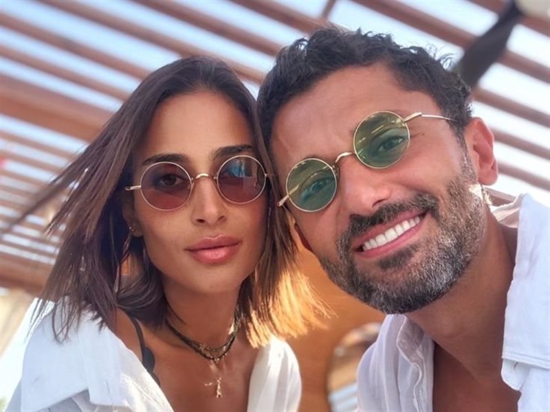 بعد شائعات الانفصال.. كريم محمود عبدالعزيز وزوجته آن رفاعي في صورة رومانسية: 