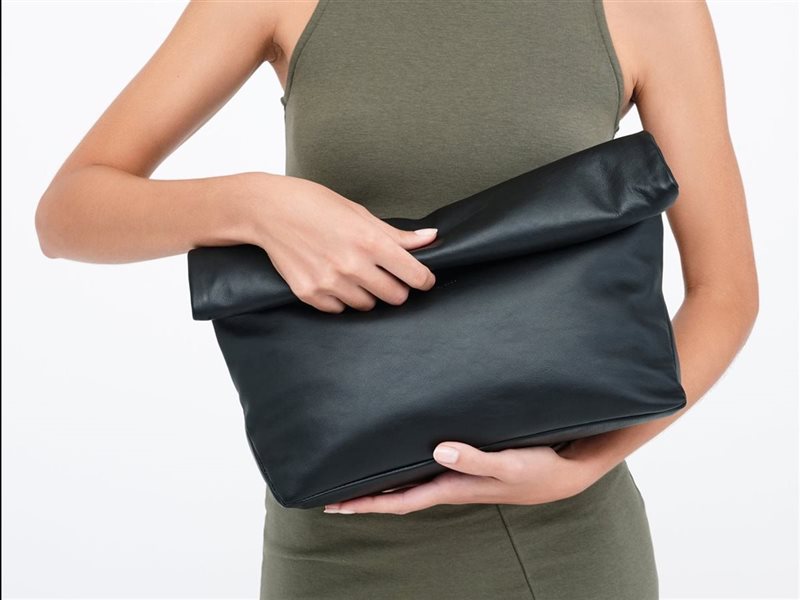  من الميكرو إلى الماكرو.. الكلاتش الـ oversized يفرض نفسه في عالم الموضة 