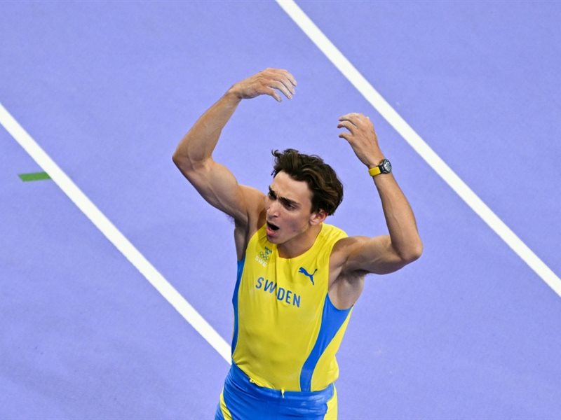 دوبلانتيس يتجاوز بوبكا ويقترب من لقبه العالمي الثالث في طوكيو