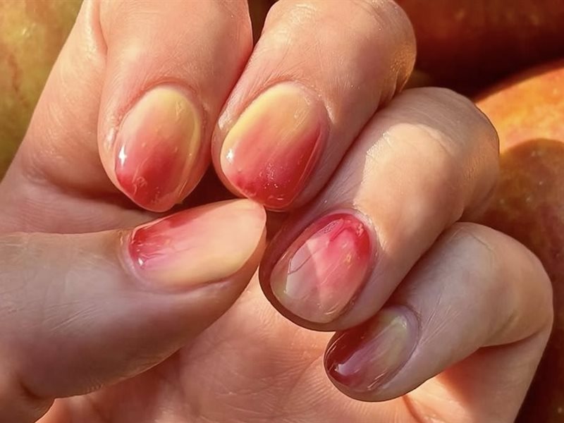  	المناكير الكوري بلمسة الفواكه… صيحة جديدة تنعش صيحات الأظافر