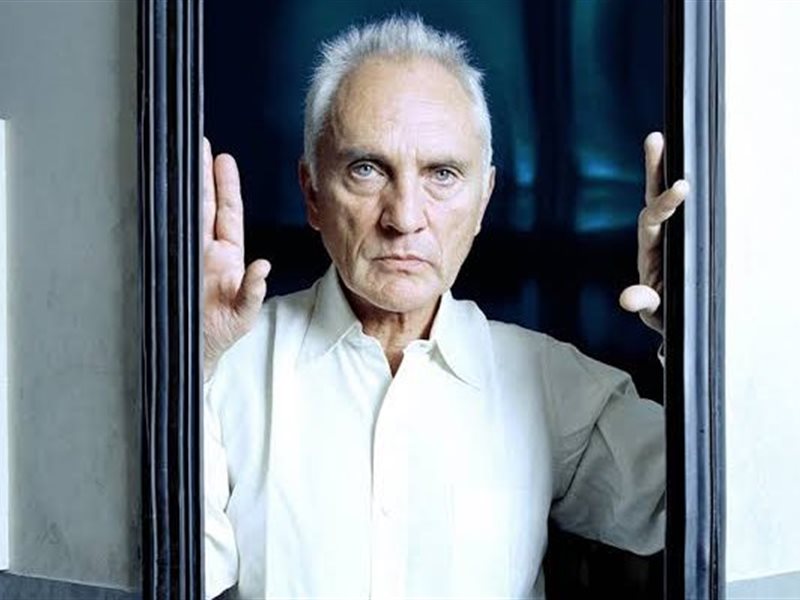 وفاة الممثل البريطاني تيرينس ستامب عن عمر 87 عامًا 