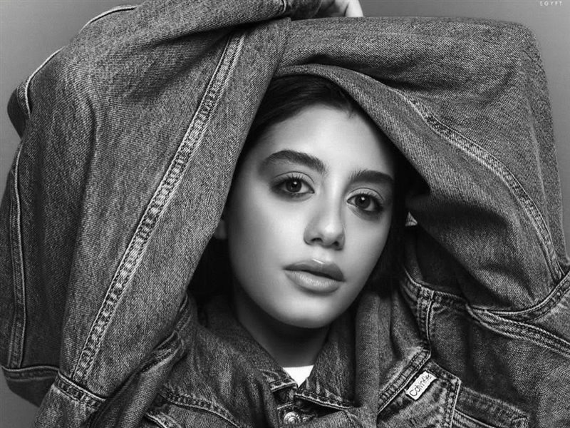 ياسمينا العبد تتعاون مع Calvin Klein في جلسة تصوير جديدة