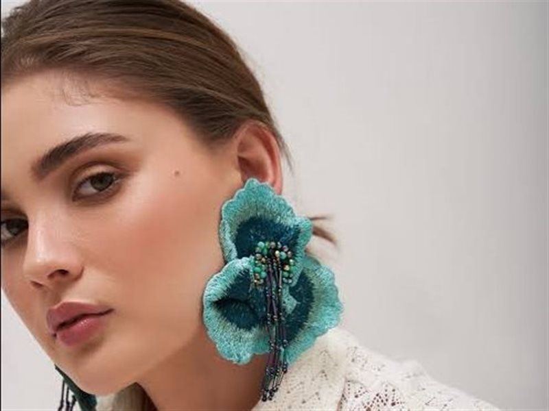  من منصات العرض إلى إطلالات النجمات: الأقراط الكبيرة تعود بقوة 