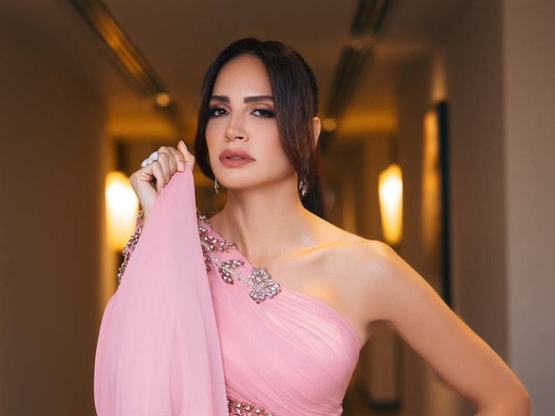 آمال ماهر تخطف الأنظار في مراسي بإطلالة راقية ببصمة زياد نكد 