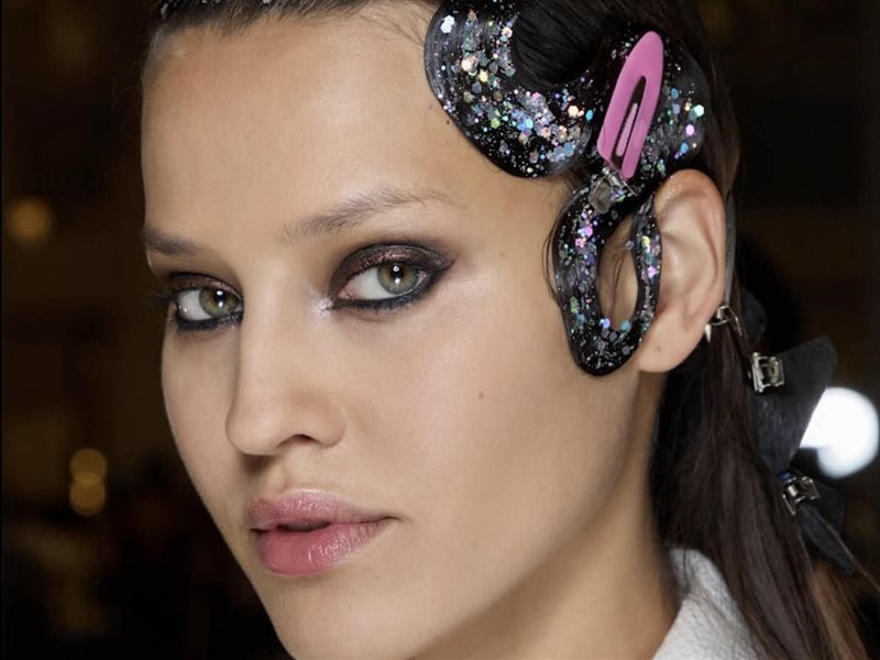  مكياج بلمسة معدنية.. موضة مستوحاة من بريق المعادن الثمينة 