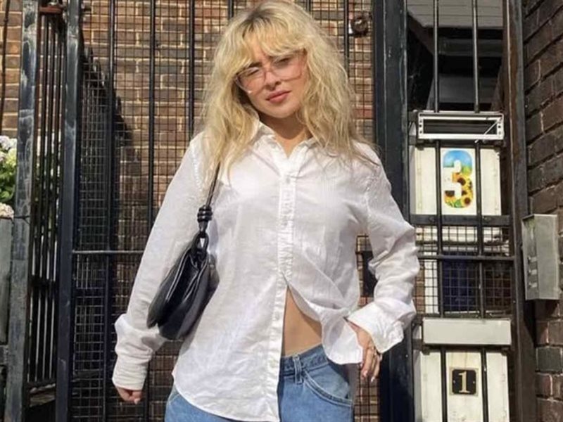 صيحة الخريف: شورت البرمودا الدنيم يكتسح إطلالات الموسم