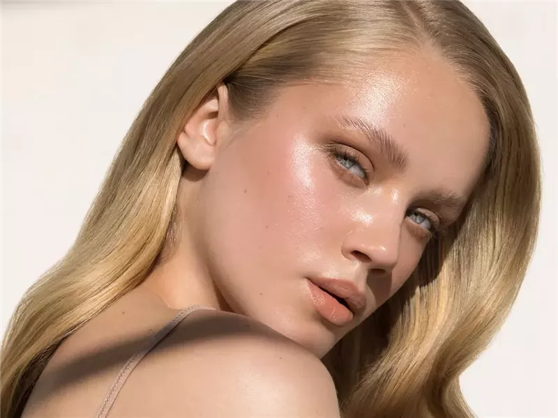 ودعي البشرة الباهتة.. خطوات فعّالة لتفتيح البشرة ونضارتها والعناية بها 