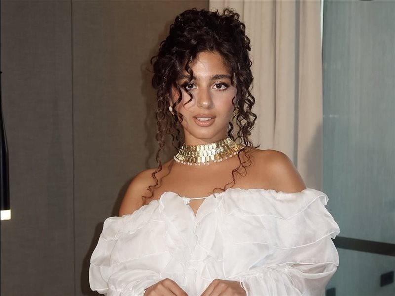 مايان السيد تخطف الأنظار في حفل YSL بإطلالة بيضاء أنيقة