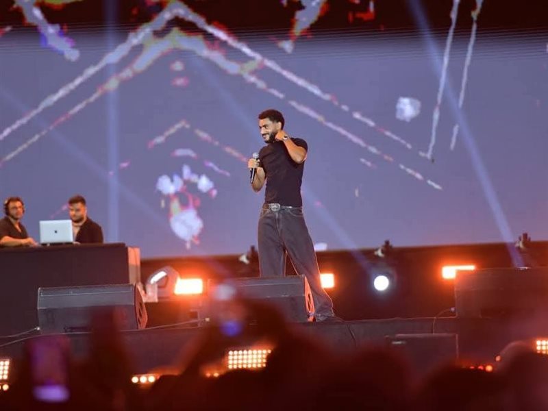 شقيق ويجز يقدم عدد من أغانيه على مسرح مهرجان العلمين| صور