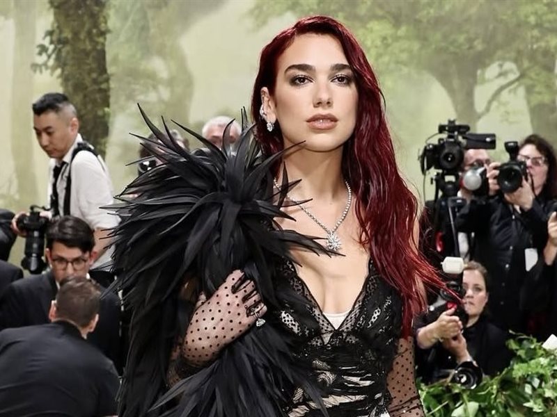 دوا ليبا في عامها الثلاثين.. أيقونة البوب التي تبهرنا بإطلالاتها الجريئة والجذابة