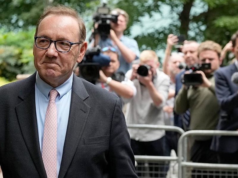   جدل حول مشاركة كيفن سبيسي في فينيسيا السينمائي .. والمهرجان يوضح