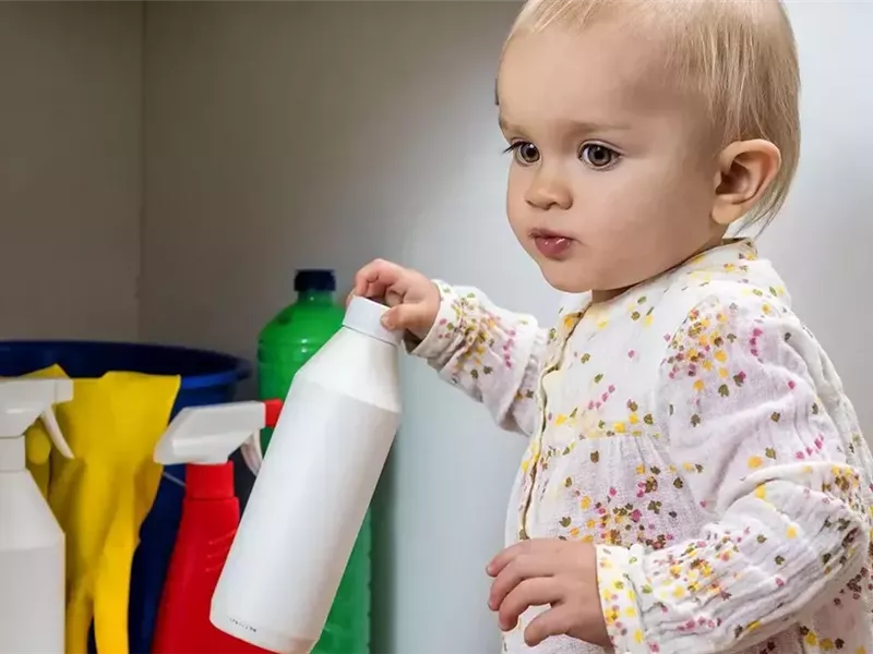 للأمهات.. الإسعافات الأولية في حال ابتلاع طفلك مادة سامة