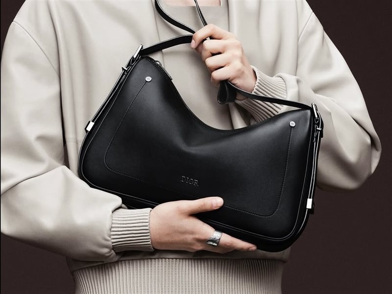 حقائب ديور الشتوية 2025.. لمسات ناعمة بألوان متناغمة تكمل الأناقة