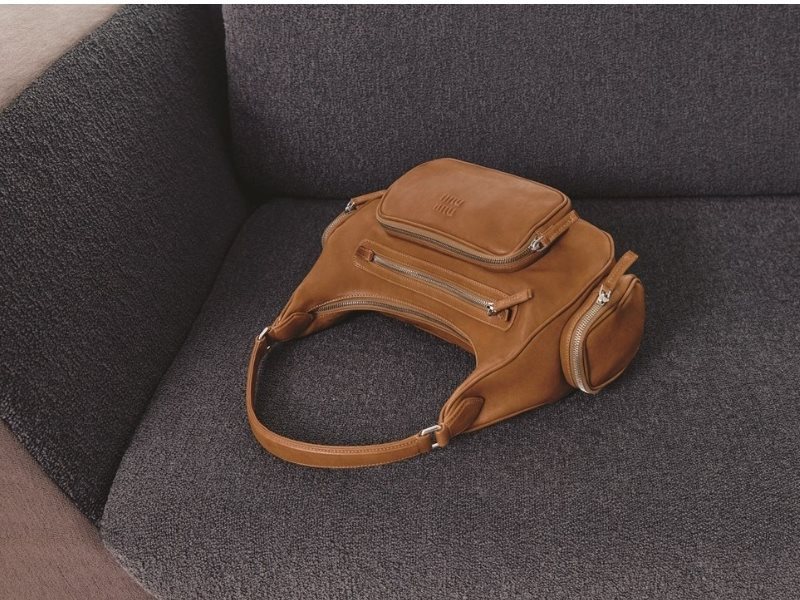 حقيبة «Pocket» من «Miu Miu».. مزيج  من الحداثة والوظيفة بتصميم أيقوني جديد