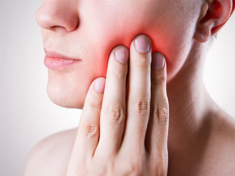 لماذا تعاني الكثير من النساء الأكبر سنًا من ألم متلازمة حرقة الفم؟