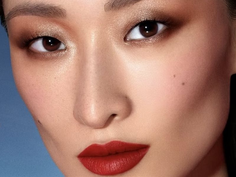 Pat McGrath تجسّد فلسفة Louis Vuitton الجمالية بإطلالة ساحرة 