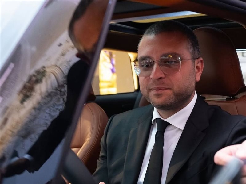 إيلي صعب وميني كوبر يجمعان بين الأناقة والإنسانية في تعاون فريد لدعم مرضى الإيدز