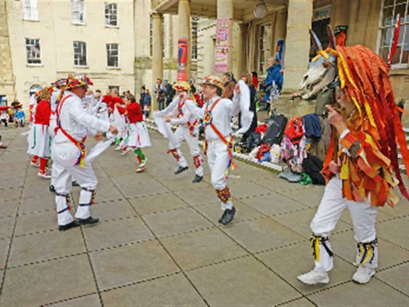 خمسة مهرجانات وتقاليد غريبة ومجنونة في المملكة المتحدة تستحق المشاهدة
