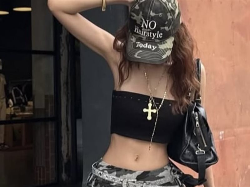 الكامو يعود بقوة: نقش عسكري يتحول إلى أيقونة عصرية