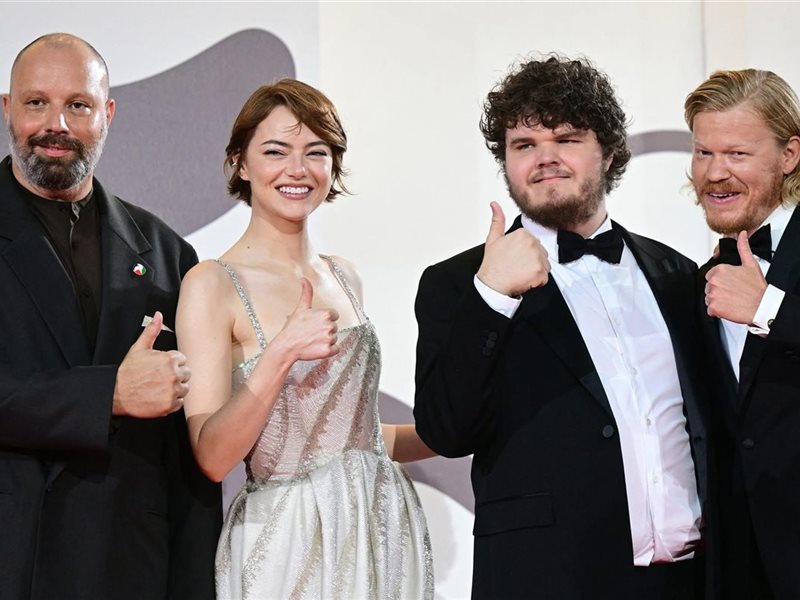 فيديو.. فيلم بوجونيا لـ إيما ستون يحظى بتصفيق 7 دقائق في فينيسيا 