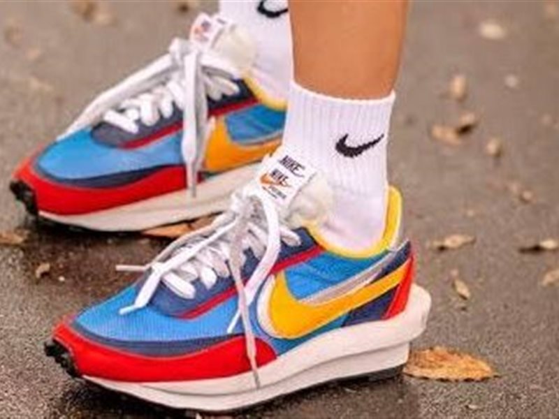 الحذاء الرياضي الملوّن… قطعة أساسية في خزانة خريف 2025 