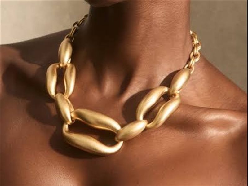  صيحة الخريف.. الإكسسوارات الذهبية الكبيرة عنوان أناقتك في هذا الموسم 