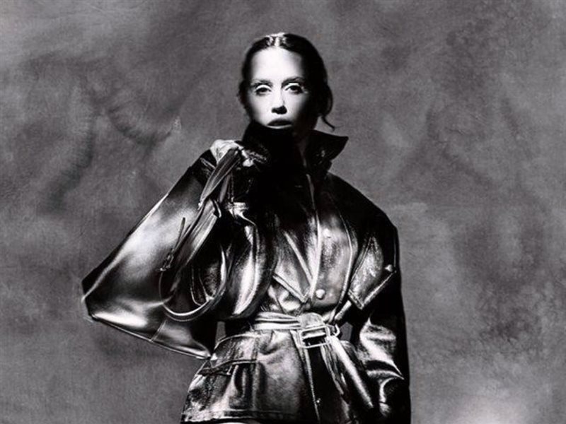 مايلي سايرس تتحول إلى لوحة فنية في حملة Maison Margiela الجديدة لخريف وشتاء 2025 