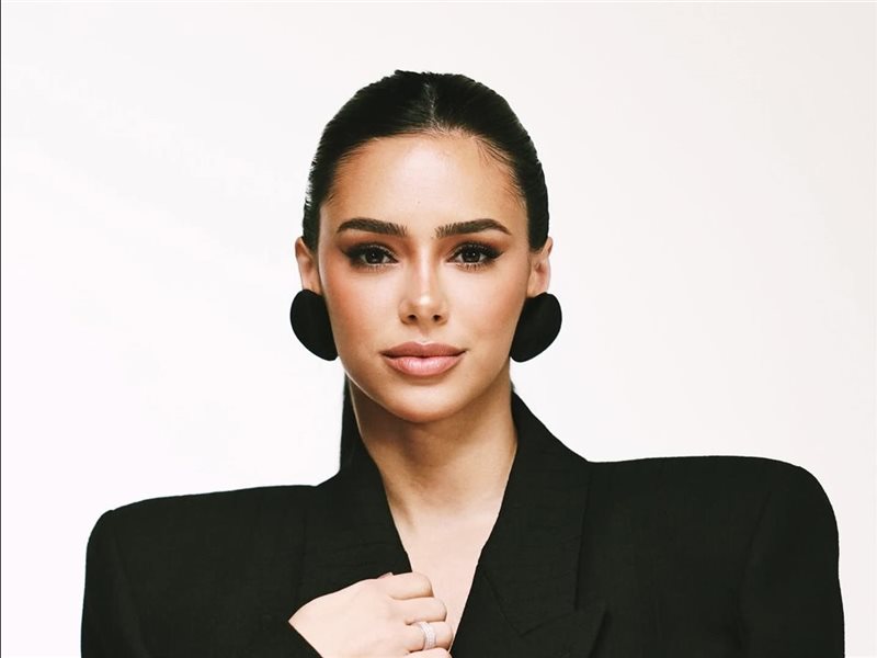 برونا بيانكاردي تتألق بفستان يجمع بين الأناقة الكلاسيكية واللمسات العصرية 