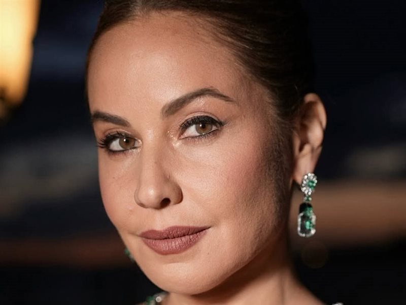 ريا أبي راشد تتألق في مهرجان البندقية السينمائي بإطلالة ساحرة من توقيع طوني وارد 