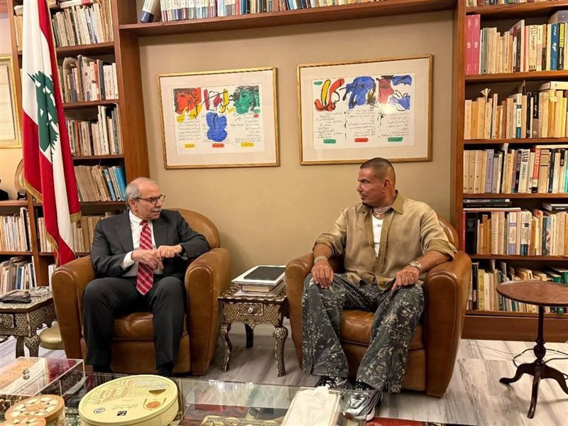 تفاصيل زيارة عمرو دياب لرئيس وزراء لبنان (صور)