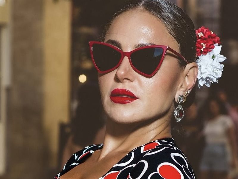 ديما قندلفت تتألق بإطلالة إسبانية خلال عطلتها في إشبيلية 