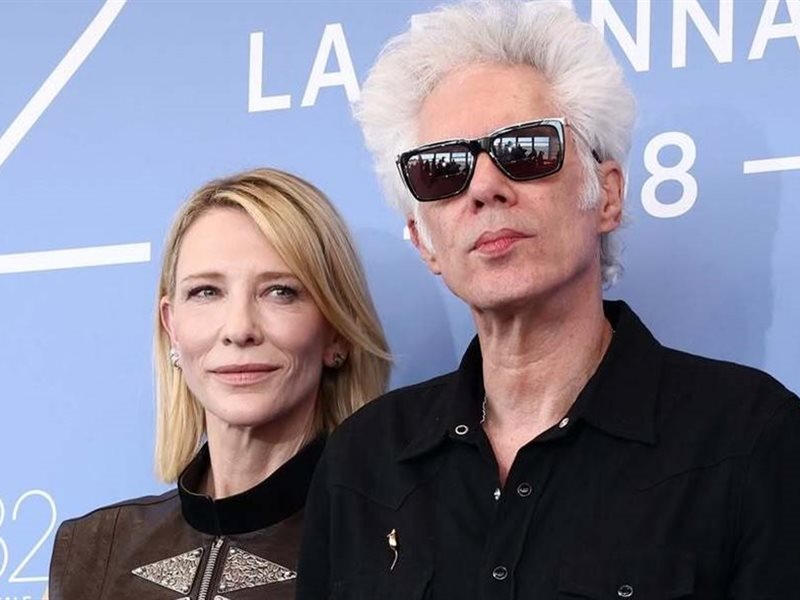 صور .. كيت بلانشيت يدا بيد مع جيم جراموش في عرض 