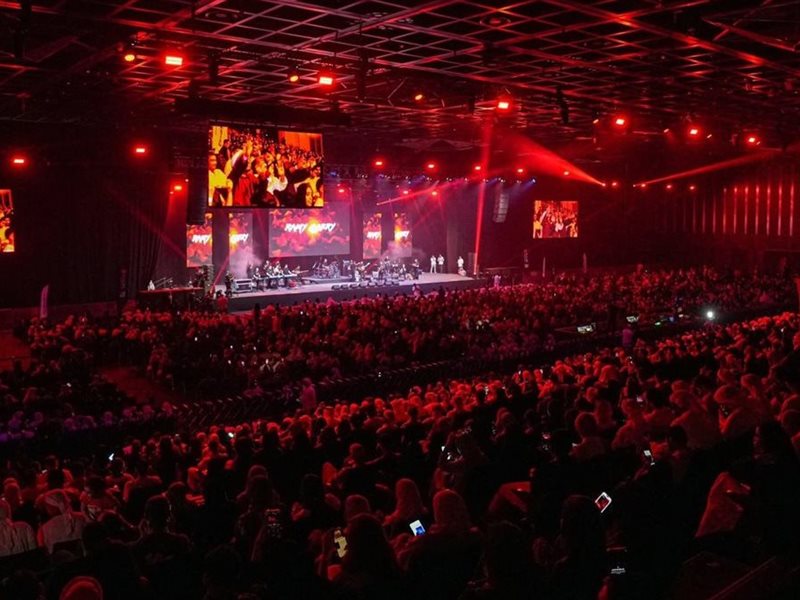 بالصور .. رامي صبري يخطف الأنظار فى دبي بأضخم حضور جماهيري لأبناء الخليج العربي 