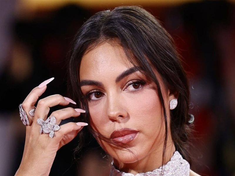 جورجينا رودريغز تخطف الأنظار بإطلالة جريئة على السجادة الحمراء في مهرجان فينيسيا السينمائي