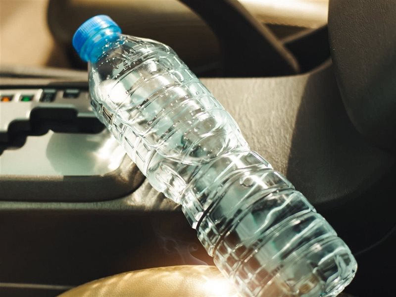دراسة: مياه الشرب المتروكة في سيارتك تهدد جسمك بالتسمم مع مرور الوقت