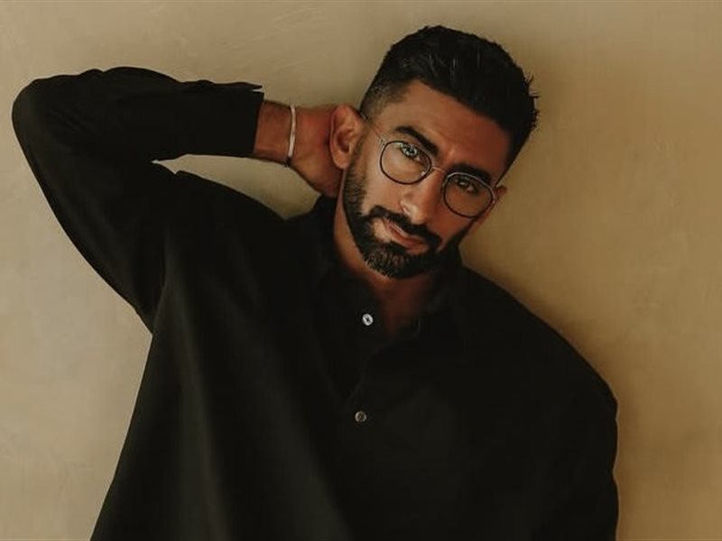 الإعلامي أنس بوخش يكشف تفاصيل حادثة احتراق سيارته بشكل مفاجئ